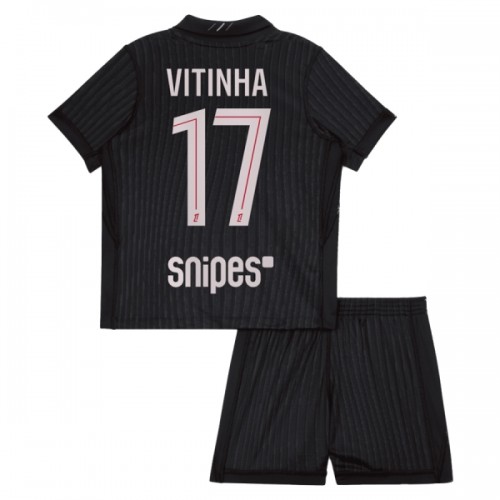 Conjunto Paris Saint-Germain Vitinha 17 Equipamento 4ª Jordan 2025-26 - Criança Conjunto Paris Saint-Germain Vitinha 17 Equipamento 4ª Jordan 2025-26 - Criança